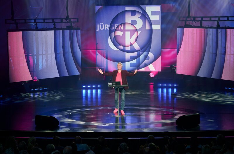Ein Kabarettprogramm, wie es noch keines gab: Jürgen Becker legt auf, beschallt das Ruhrfestspielhaus in Recklinghausen, verknüpft Musik und Politik, verwebt Fakten mit Anekdoten und Pointen. Und bringt sein Publikum zum Singen. – Bild: WDR/​Claus Langer