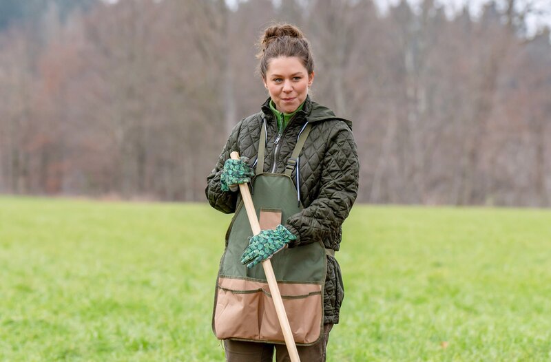 Fanny (Johanna Graen) träumt schon von einer gemeinsamen Zukunft mit Kilian. – Bild: ORF/​ARD/​Thomas Neumeier