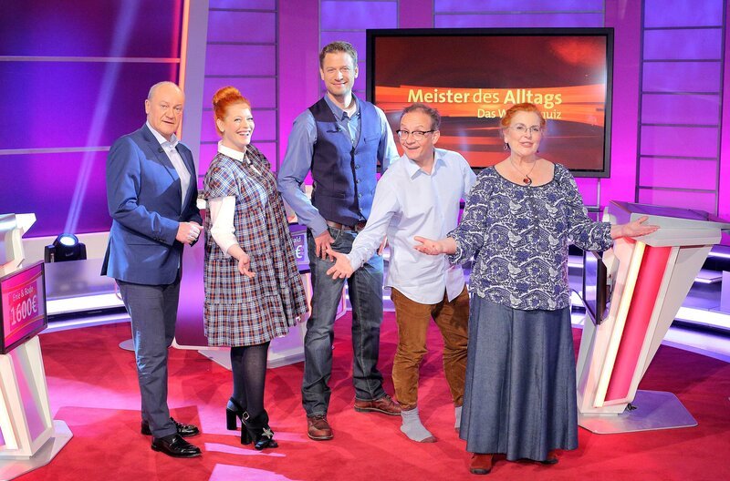 ARD/​SWR MEISTER DES ALLTAGS, Das Wissensquiz. Moderator Florian Weber stellt im SWR Wissensquiz „Meister des Alltags“ die Alltagstauglichkeit seiner prominenten Kandidaten auf die Probe. v.li. Bodo Bach, Enie van de Meiklokjes, Florian Weber, Wigald Boning und Alice Hoffmann. – Bild: SWR/​Peter A. Schmidt
