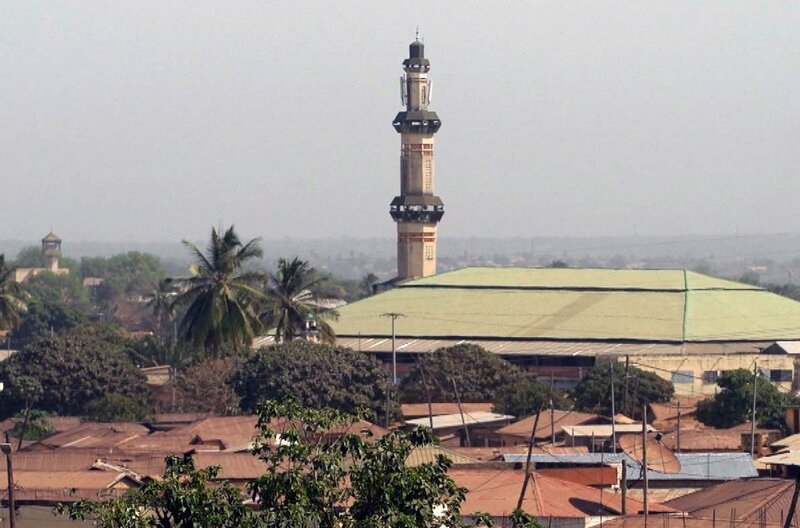 Die Frauen der in Zentraltogo lebenden Temba inspirierten den 28-jährigen Togolesen Sami Tchak zu seinem Debütroman „Femme infidèle“. – Bild: Elephant Doc