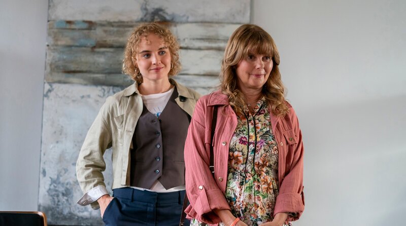 Sarah Liebling (Roswitha Schreiner, re.) hat ihrer Tochter Lisa (Luise von Finckh, li.) bei einem wichtigen Coup geholfen. – Bild: ARD Degeto Film/​Oliver Feist