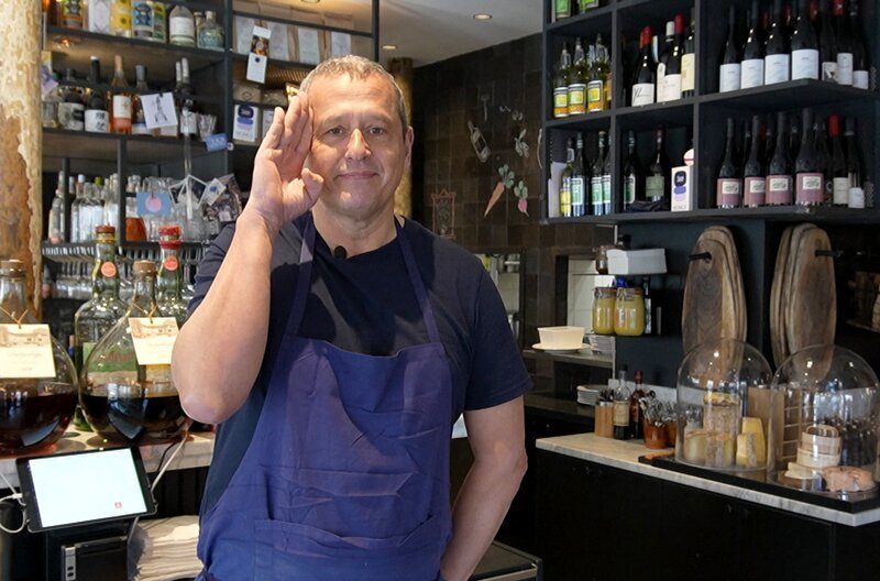 In seinem Bistro serviert Küchenchef Stéphane Reynaud das traditionelle Croque Monsieur, einen Klassiker der Pariser Gastronomie. – Bild: Elephant Doc