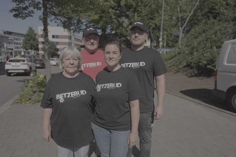 Von links: Helga Reitmayer, Armin Kraus, Sandy Kraus, Armin Kraus jr.: Sie betreiben die „Betzebudd“ in Kaiserslautern – Bild: ZDF und Egon Braun /​ i&u TV