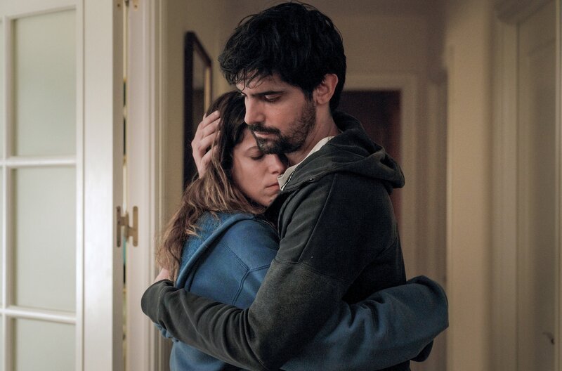 Ein Schicksalsschlag in der Nachbarschaft bringt Ana (Iria del Río) und Oscar (Francesco Carril) einander näher – und sie wagen den nächsten Schritt in ihrer Beziehung. – Bild: Manolo Pavõn