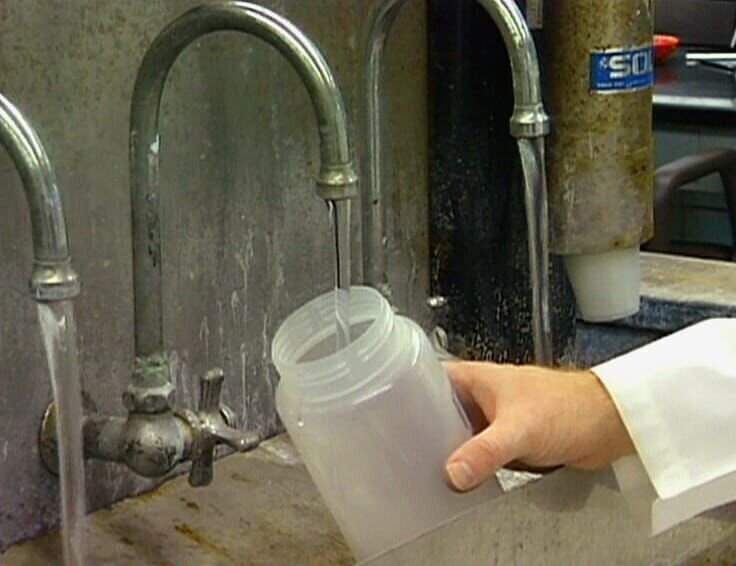 Alarm in der Gesundheitsbehörde von Milwaukee: Fast die ganze Stadt leidet an Magen-Darm-Beschwerden und Durchfall. Befinden sich Parasiten im Trinkwasser? – Bild: VOX