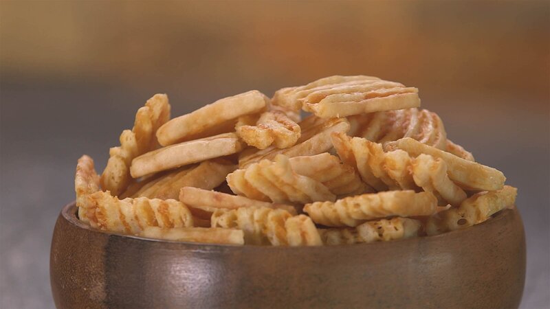 Layers of buttery pastry dough and two tangy cheeses are the secret to light and flaky gourmet cheese crisps. – Bild: National Geographic