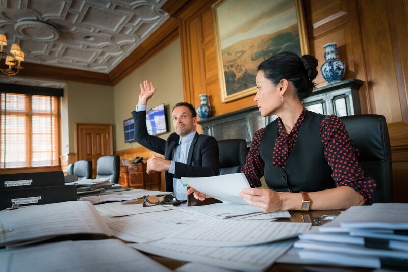 Ein Chefkoch und seine Klienten sterben offenbar an Schlangengift. Die Vorfälle häufen sich. Haben es Holmes (Jonny Lee Miller, l.) und Watson (Lucy Liu, r.) etwa mit einem Serienkiller zu tun? – Bild: PLURIMEDIA (CBS Broadcasting Inc.)
