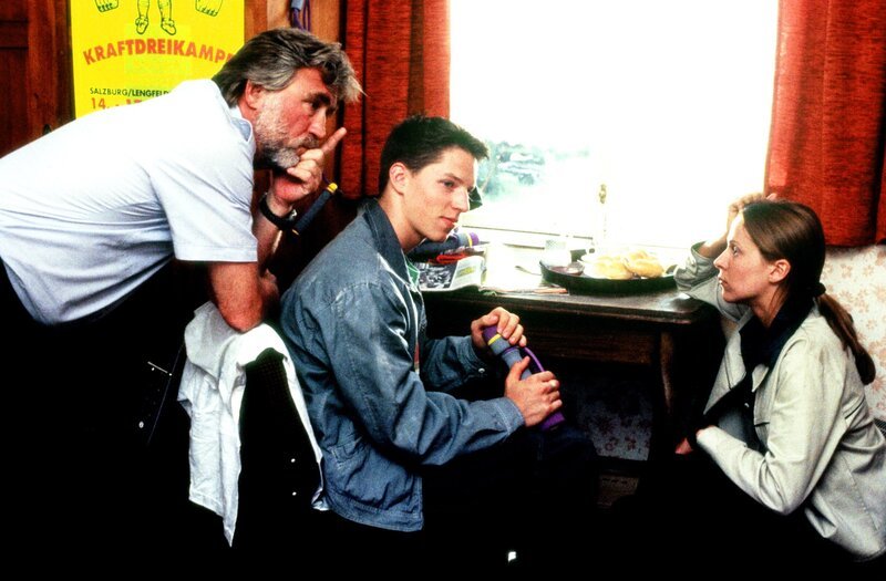 „Die Neue – Eine Frau mit Kaliber“, „Der schwarze Hai.“ Ein Taucher versetzt Mondsee in helle Aufregung. Er macht Jagd auf Touristen und reißt sie in die Tiefe. Rudi und Lisa stehen vor einem Rätsel: Wer hat Interesse daran, die Touristen aus dem Ort zu verjagen? Im Bild (v.li.): Heinz Marecek (Rudi Aschenbrenner), Nicolas Frey (Felix), Doris Schretzmayer (Lisa Engel). – Bild: ORF/​BEO-Film