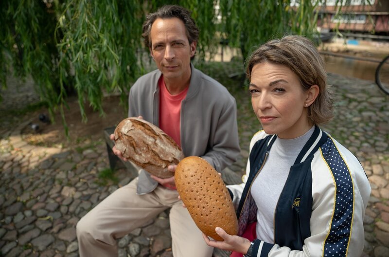 Jo Hiller und Anna Planken recherchieren für Verbraucher die aktuellen Maschen bei Brot und Brötchen. – Bild: NDR
