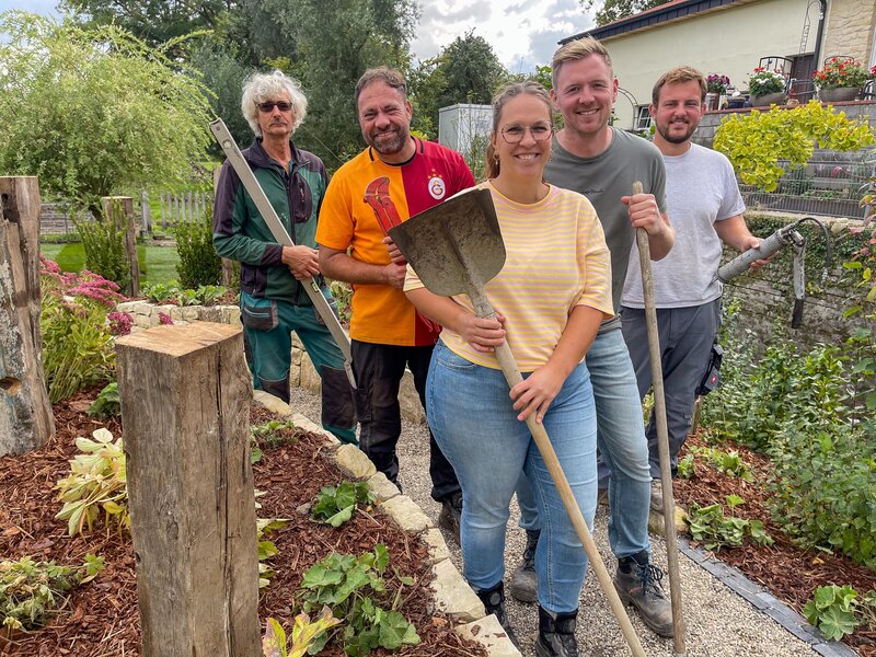 V.l.: Ralf, Claus, Lea, Matthias und Luis – Bild: RTL /​ Tokee /​ Geschwungene Gartenpfade an der Wassermühle