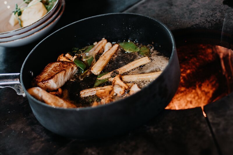 Gericht „Fisch mit Babymais und Kräutern“ – Bild: ServusTV /​ Kelemen