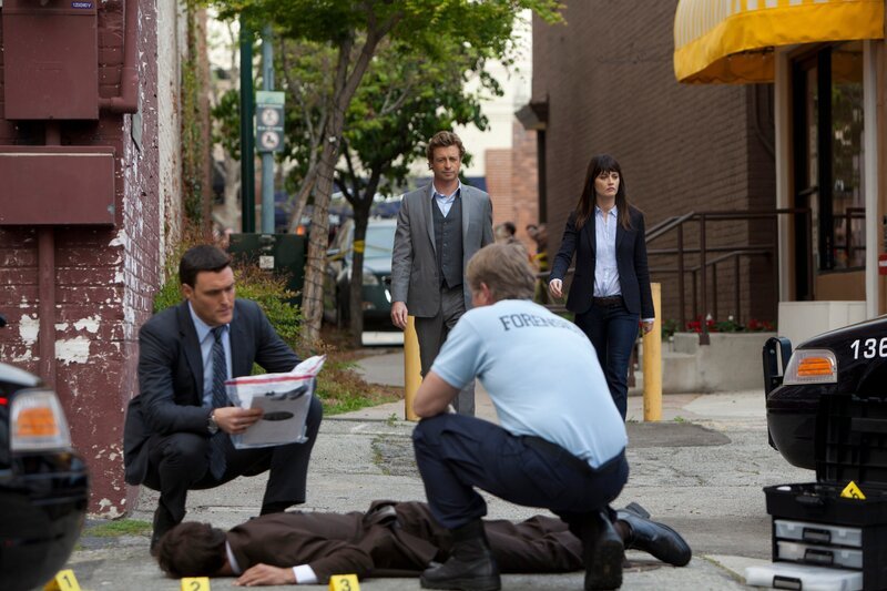 Ein neuer Mordfall bereitet Wayne (Owain Yeoman, l.), Patrick (Simon Baker, 2.v.l.) und Teresa (Robin Tunney, r.) Kopfzerbrechen … – Bild: Warner Bros Television