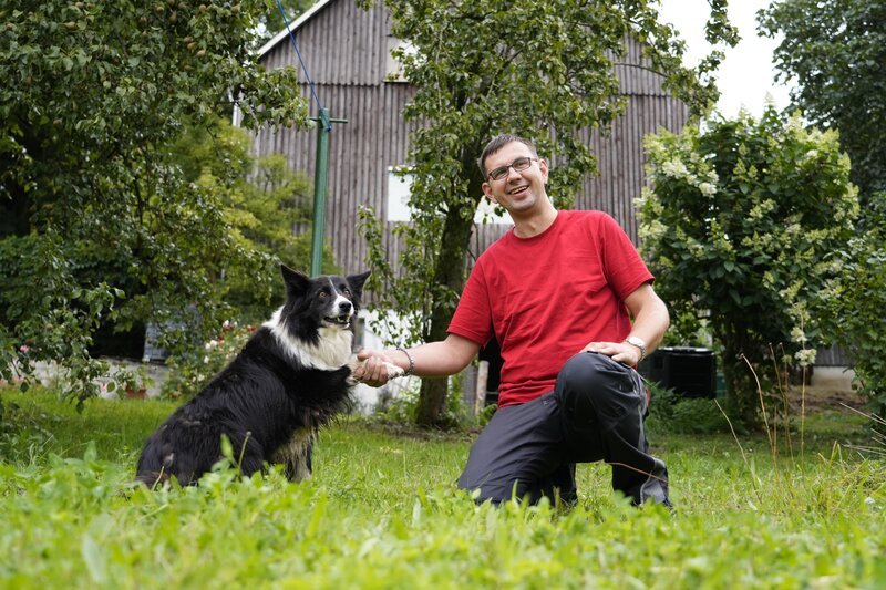 Bio-Mutterkuhhalter Thomas aus dem Erzgebirge. – Bild: RTL / Stefan Gregorowius Bio-Mutterkuhhalter Thomas aus dem Erzgebirge. – Bild: RTL / Stefan Gregorowius