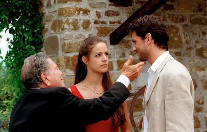 Nonno (Raf Vallone) spürt, dass Gioia (Helen Zellweger) und Max (Simon Verhoeven) mehr verbindet, als die beiden zugeben wollen. – Bild: ZDF und ORF/​Erika Haury.