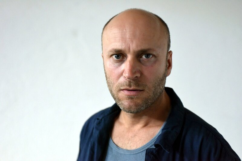 Ilir Rexhepi spielt den Vater von Alexander Velkjko. Er ermordet seine Ehefrau, Alexanders Mutter. – Bild: ORF/​ZDF/​Barbara Bauriedl