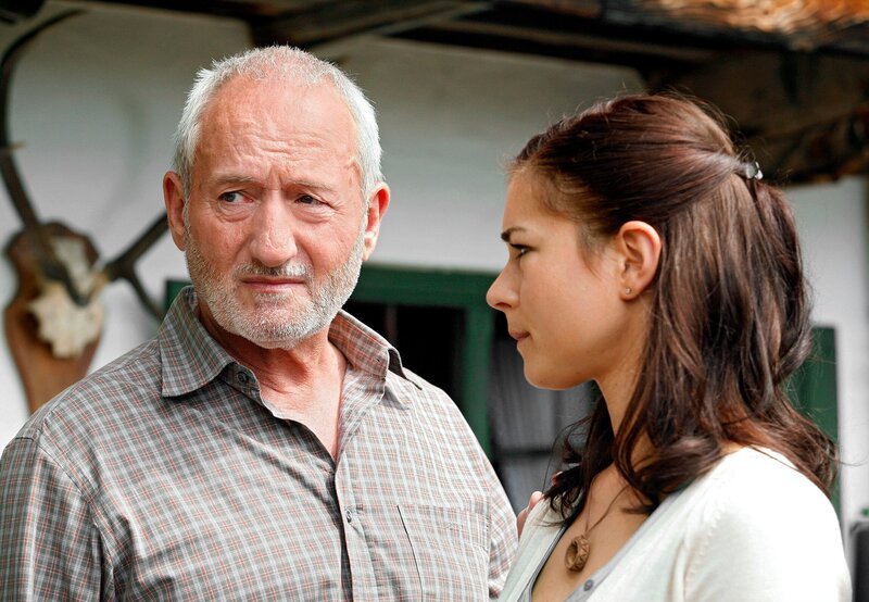 Katharina (Henriette Richter-Röhl) versucht, sich endlich von ihrem verwitweten Vater Quirin (Sepp Schauer) zu lösen. – Bild: MDR/​Degeto/​Erika Hauri