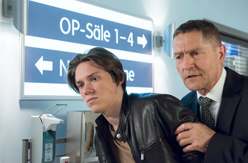 Finn Henke (Alvar Goetze, l.); Dr. Rolf Kaminski (Udo Schenk, r.) – Bild: ARD/​Jens-Ulrich Koch