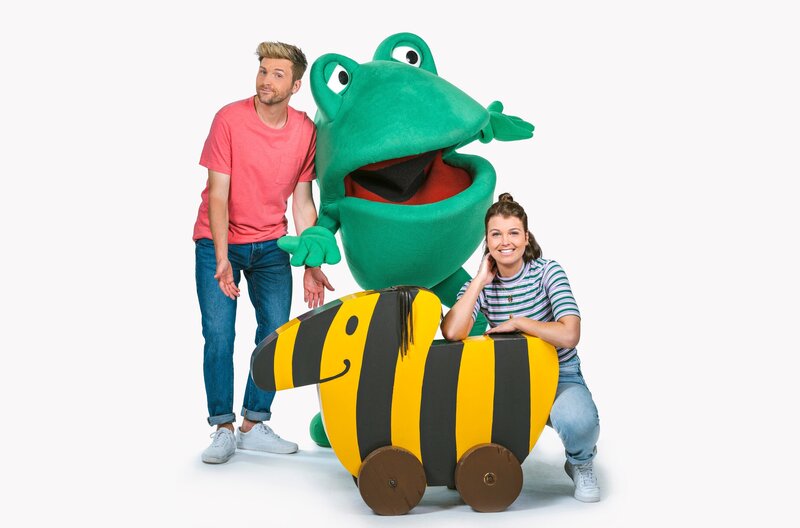 ARD/​SWR TIGERENTEN CLUB. Das Moderationsduo Laura Knöll und Johannes Zenglein präsentiert den Tigerenten Club – der Club mit Action, Spaß, vielen Spielen und jeder Woche mit einem neuen Thema. – Bild: SWR/​Christian Koch