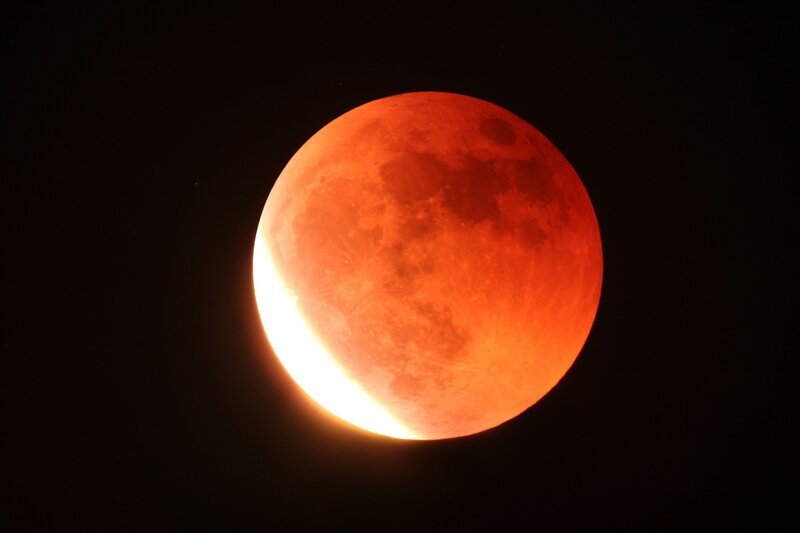 Beeindruckendes Naturschauspiel: Die Mondfinsternis über Deutschland. – Bild: THE HISTORY CHANNEL /​ ZDF /​ Hartwig LÂ¸then