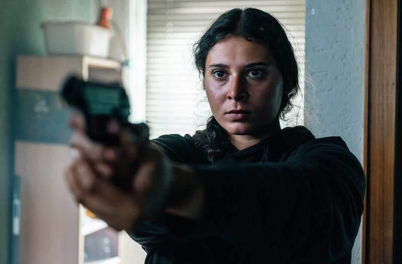 Layla Maliki (Manal Raga a Sabit) bedroht Anne und Youssef. – Bild: WDR/​Odeonfiction/​Martin Rottenkolber