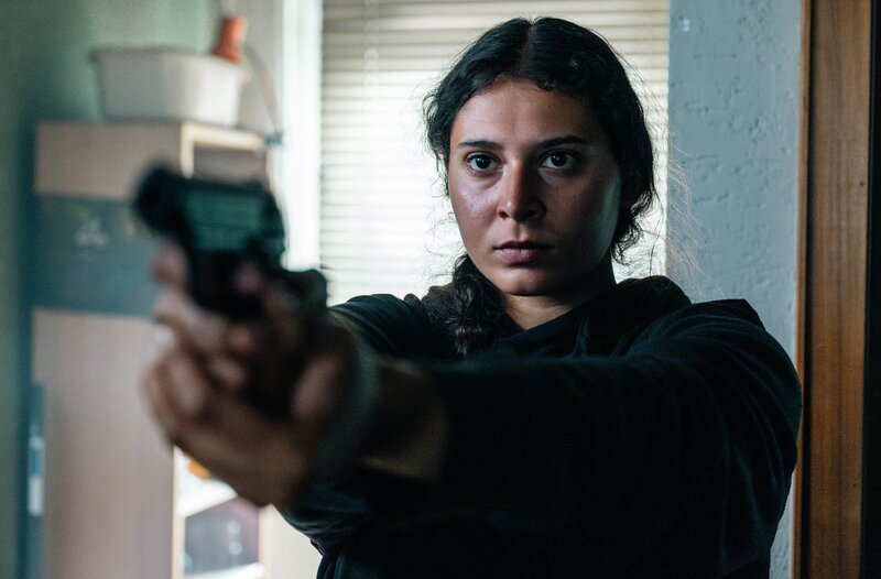 Layla Maliki (Manal Raga a Sabit) bedroht Anne und Youssef. – Bild: WDR/​Odeonfiction/​Martin Rottenkolber