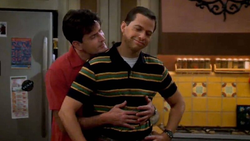 L-R: Charlie Harper (Charlie Sheen), Alan Harper (Jon Cryer) – Bild: Warner Brothers