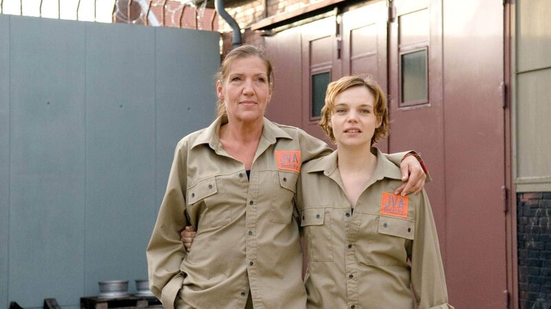 Lena (Greta Galisch de Palma, re.) will bei Katjas Plan, Walter die Vorherrschaft auf der Station abzunehmen, nicht mitmachen und stellt sich auf Walters (Katy Karrenbauer) Seite. – Bild: TVNOW /​ Stefan Erhard