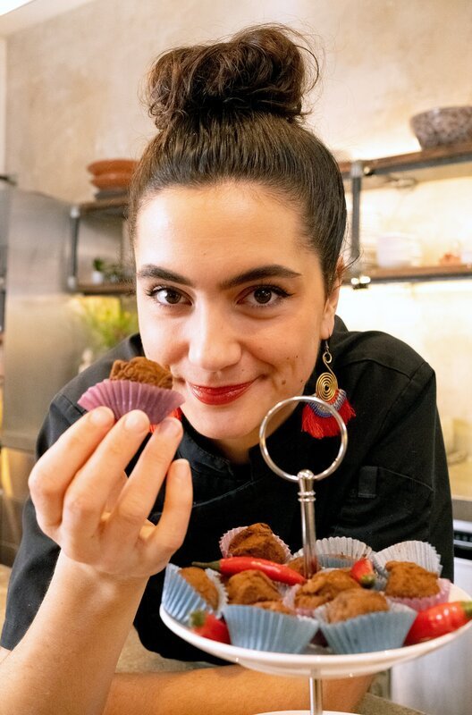 Süß und scharf: Lucie bereitet Schokoladen-Trüffel mit Chili zu. – Bild: ZDF /​ Benjamin Wistorf