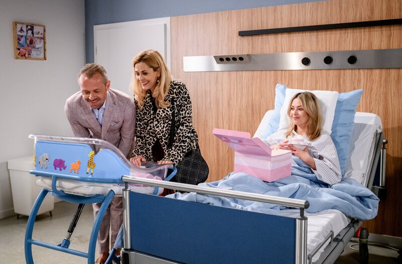 Greta (Laura Osswald, r.) freut sich mit Yvonne (Tanja Lanäus, M.) und Erik (Sven Waasner, l.) über eine gesunde Tochter. – Bild: ARD/​WDR/​Christof Arnold