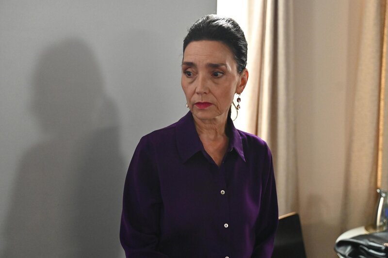 Simone (Tatjana Clasing) ist besorgt, als Richard erneut untersucht werden muss. – Bild: RTL /​ Julia Feldhagen /​ Teuflisches Duo