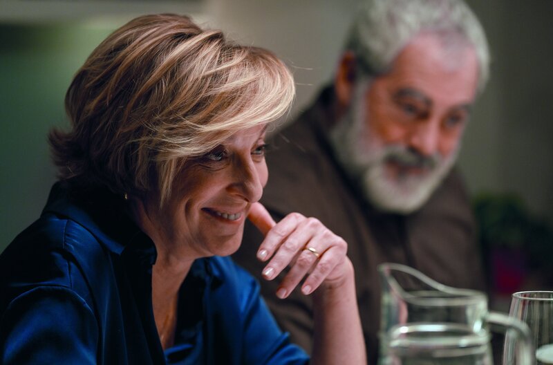 Anas Eltern Isabel (Ana Labordeta) und Fernando (Carlos Blanco) erzählen von ihrer Beziehung – und den Geheimnissen, die sie am Leben erhalten. – Bild: Manolo Pavõn