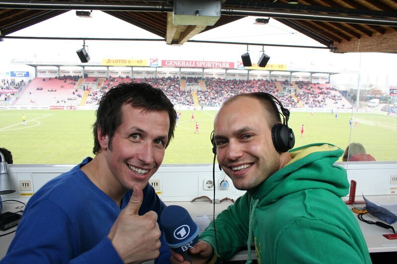 Willi mit Radioreporter Andre Siems (re.) beim Fußballspiel in Unterhaching – Bild: BR/​megaherz