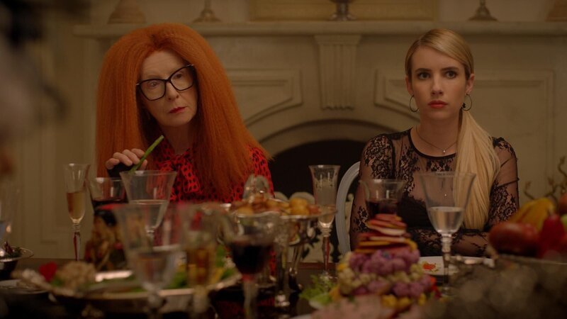 L-R: Myrtle Snow (Frances Conroy) and Madison Montgomery (Emma Roberts). – Bild: FX Productions, LLC