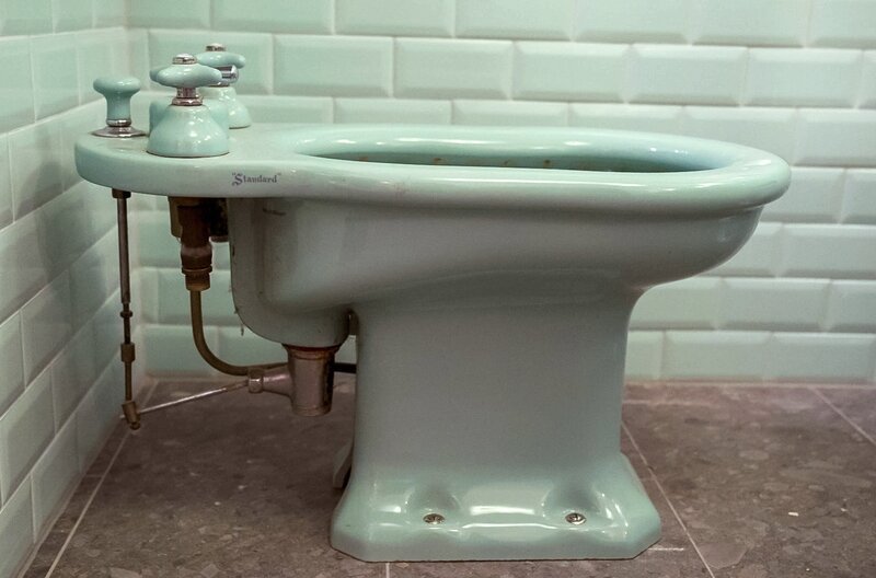 Bidet aus dem Jahr 1930: Bis heute haben weltweit viele Menschen keinen Zugang zu einer Toilette und einer Waschmöglichkeit in der eigenen Wohnstätte. – Bild: Westend TV