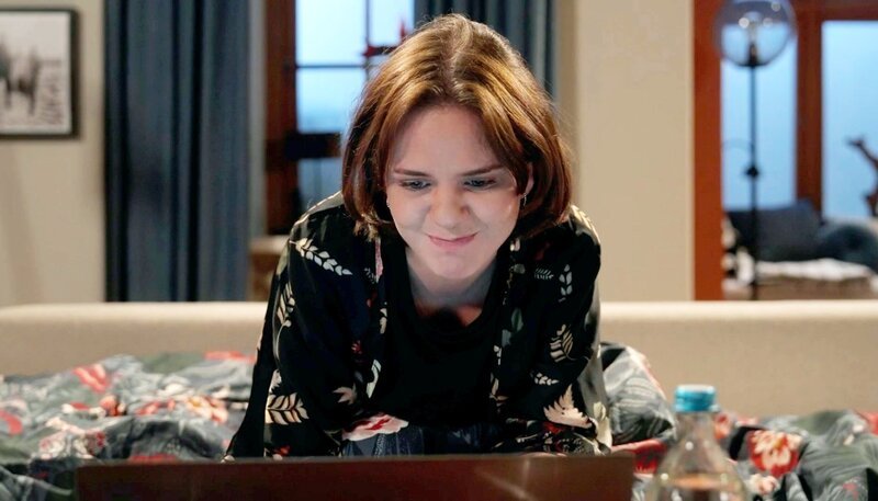 Jess (Juana Nagel m.) ist fertig mit den Nerven – sie hat nicht nur Liebeskummer, sondern auch noch Ärger mit ihrem Chef. Mit viel Wut im Bauch schreibt sie eine Kündigungsmail an ihren Chef, schickt sie jedoch nicht ab. – Bild: NDR