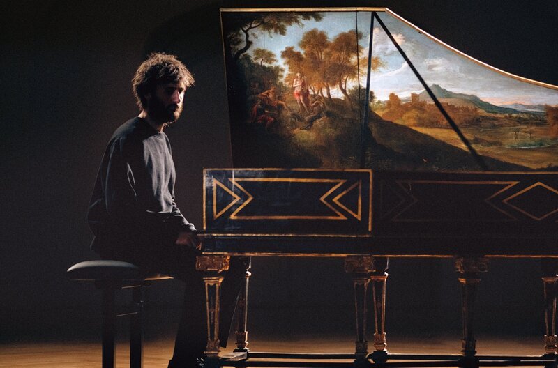 Der Cembalist Jean Rondeau, der als einer der talentiertesten Interpreten seiner Generation gilt, spielt die Werke von Louis Couperin. – Bild: Clément Vayssières