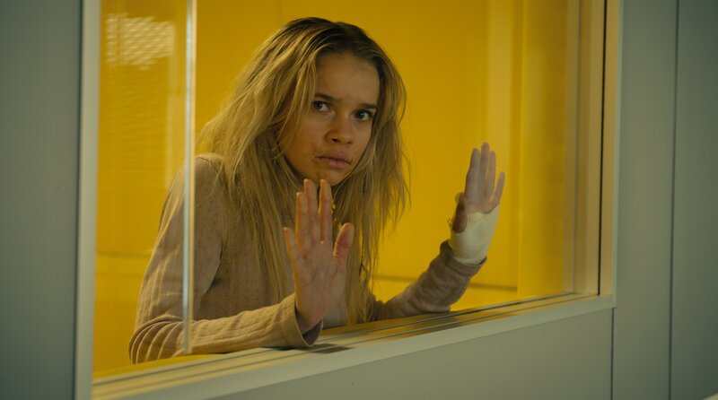 Michelle (Katharina Hirschberg) ist im Time-Out-Raum untergebracht. – Bild: ARD Degeto Film/​Rat Pack Filmproduktion GmbH/​Lemonpie GmbH/​Flo Hanatschek