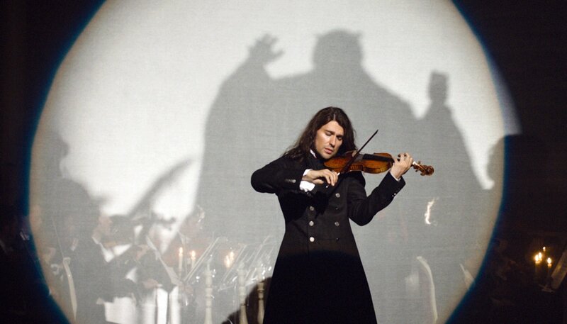 Gerüchte verbreiten sich, dass der Geiger vom Teufel besessen sei, dass er ohne dessen Hilfe nicht so virtuos spielen könne. – Bild: ZDF/BR/Summerstorm/Dor/Construction/Arte/Walter Wehner Gerüchte verbreiten sich, dass der Geiger vom Teufel besessen sei, dass er ohne dessen Hilfe nicht so virtuos spielen könne. – Bild: ZDF/BR/Summerstorm/Dor/Construction/Arte/Walter Wehner