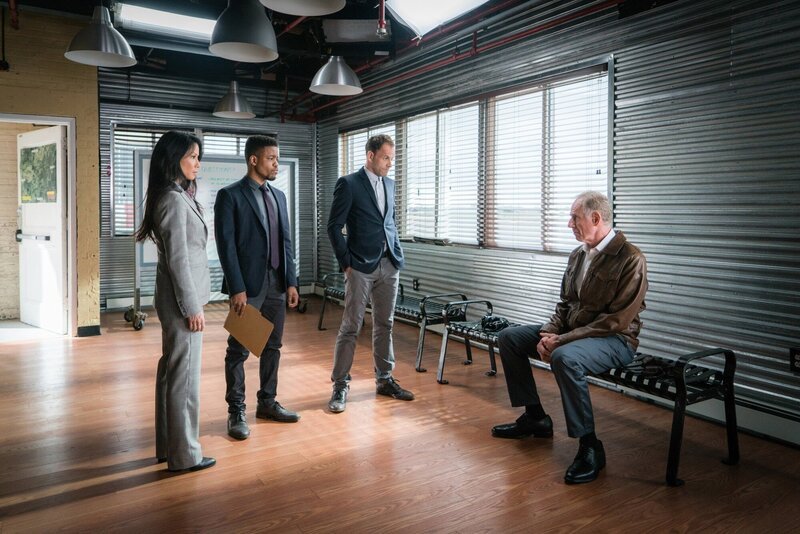 Als ein Fallschirmspringer kaltblütig während eines Sprungs ermordet wird, ermitteln Watson (Lucy Liu, l.), Bell (Jon Michael Hill, 2.v.l.) und Holmes (Jonny Lee Miller, 2.v.r.) auf Hochtouren. – Bild: PLURIMEDIA (CBS Broadcasting Inc.)