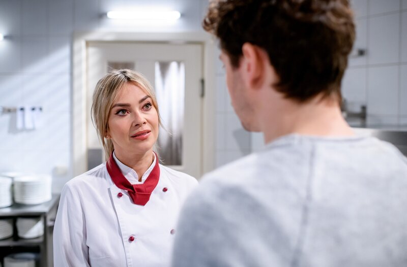 Greta (Laura Osswald, l.) droht Kilian (Anthony Paul, r.), publik zu machen, dass seine Ehe eine Farce ist. – Bild: ORF/​ARD/​Christof Arnold