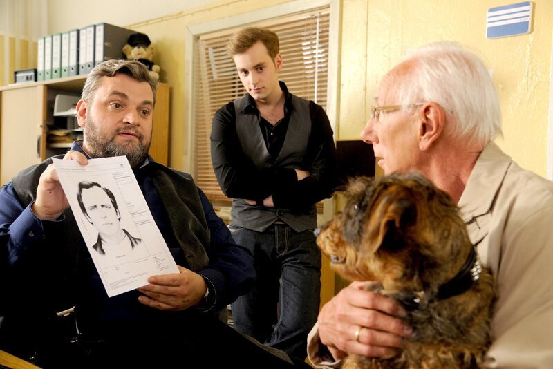 Ollie (Christoph Hagen Dittmann) und Jonas Wolter (Jan Niklas Berg) befragen Willi Klöver (Peter Pauli, r.), der mit seinem Hund aufs Revier gekommen ist. Er erkennt den Mann auf dem Phantombild. – Bild: ARD/​Hardy Spitz