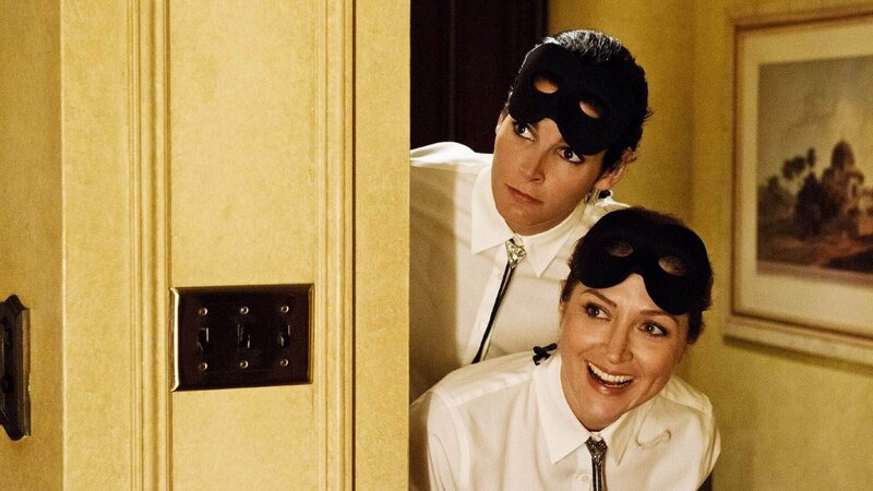 Jane Rizzoli (Angie Harmon, hinten) und Maura Isles (Sasha Alexander) ermitteln ‚undercover‘ auf einer Sexparty für wohlhabende Kunden. Ein Mann wurde tot aufgefunden – statt Potenzmittel wurde ihm eine giftige Säure in den Penis gespritzt. – Bild: TVNOW /​ Warner Bros. International Distribution