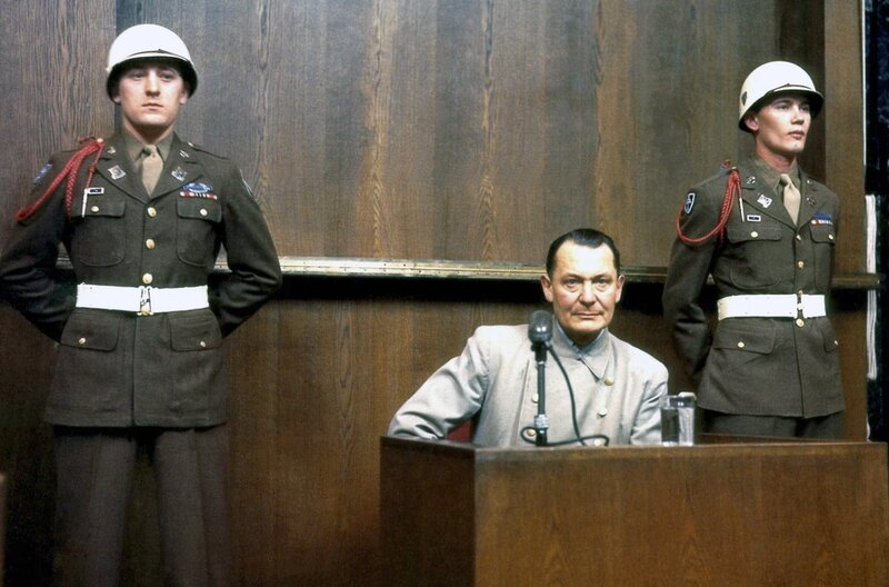 NS-Kriegsverbrecher Hermann Göring (Mi.) während des Nürnberger Prozesses – Bild: Ray d’Addario/​NARA