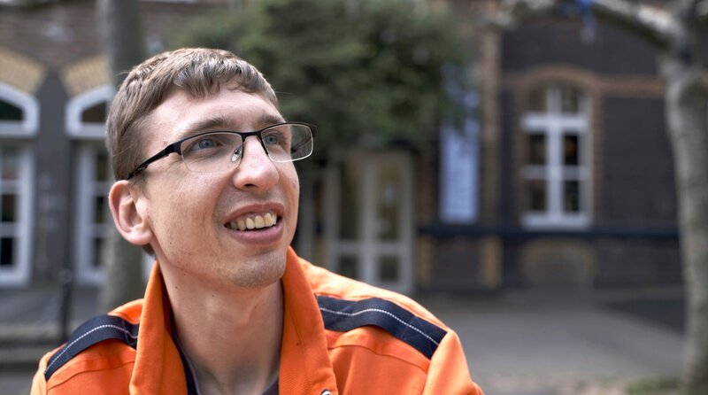 Florian hat lange gebraucht, um sich mit seiner Behinderung zu versöhnen. – Bild: WDR/​Kirsten Kofahl