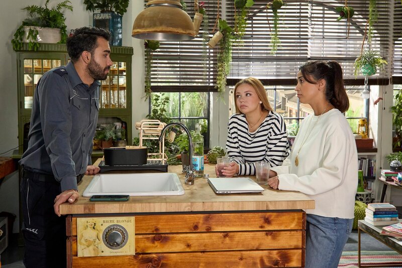 Baris (Metehan Demiröz) hofft anteilnehmend, dass Cecilia endlich bei ihrem Vater ankommt. In der Mitte Ronja (Theresa Traser), rechts Esma (Özge Delioglan) – Bild: RTL /​ Kai Schulz /​ Ein Sturm zieht auf