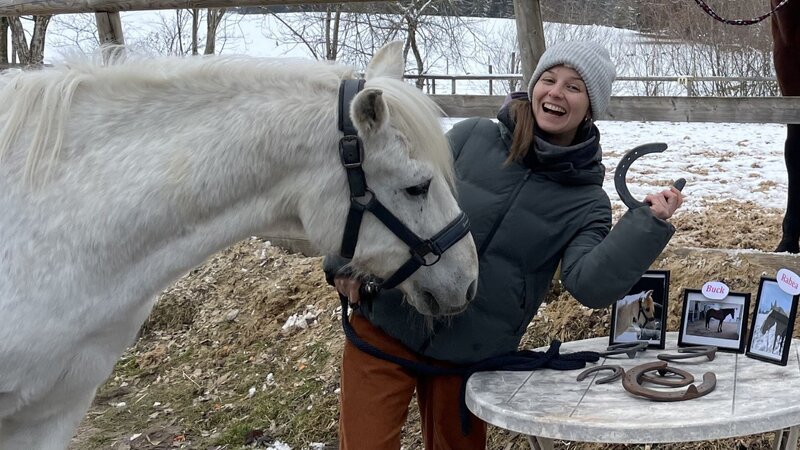 Für ihre heutige Challenge ist Marina in Oberbayern bei einer Hufschmiedin gelandet. – Bild: BR/​megaherz GmbH/​Celine Ozimic