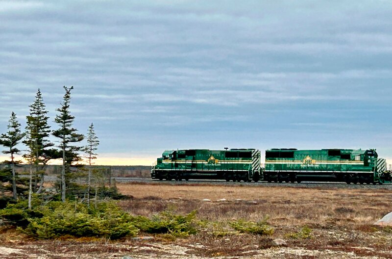 Zwei Güterzug-Loks der Hudson Bay Railway in der Tundra bei Churchill in Kanada. – Bild: SWR/​Kirsten Ruppel