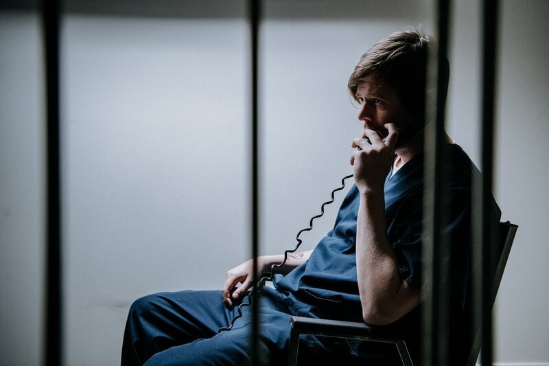 Mann hinter Gittern am Telefon. – Bild: RTL /​ Arrow International Media /​ Saloon Media