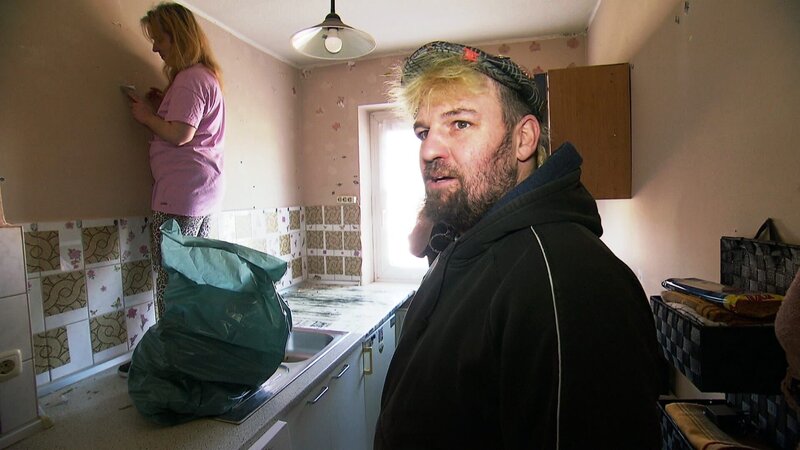 Punker Paddy (42) hilft Jessica und Olaf bei der Küchenrenovierung – Bild: RTLZWEI