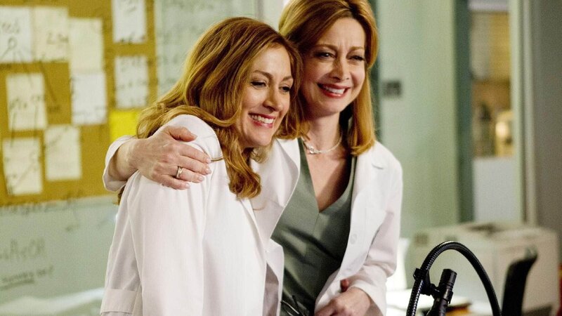 Maura Isles (Sasha Alexander, l.) und Dr. Hope Martin (Sharon Lawrence) sind ein unschlagbares Team. – Bild: TVNOW /​ Warner Bros. International Distribution